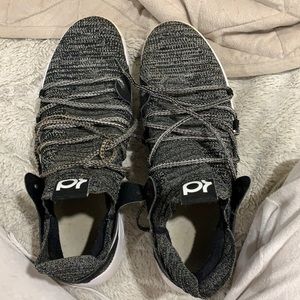 KD black and white basketball shoes
